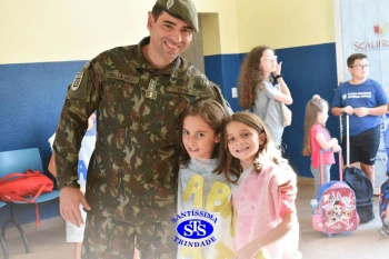 Alunos do 3º ano formam o Corredor do Abraço Fraterno