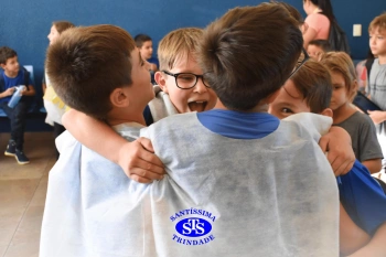 Alunos do 3º ano formam o Corredor do Abraço Fraterno