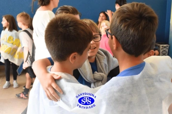 Alunos do 3º ano formam o Corredor do Abraço Fraterno