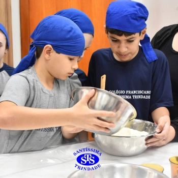 Mães dos estudantes do 5º ano recebem um doce presente recheado de carinho