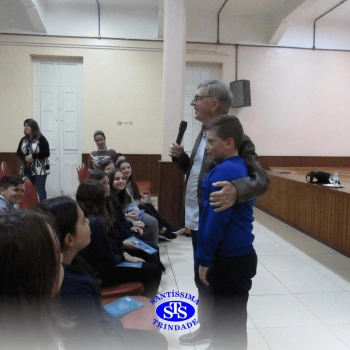 Alunos participam do projeto Autor Presente com o escritor Fernando Carraro 