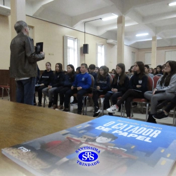 Alunos participam do projeto Autor Presente com o escritor Fernando Carraro 