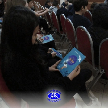 Alunos participam do projeto Autor Presente com o escritor Fernando Carraro 