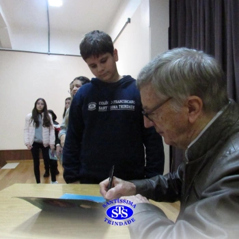 Alunos participam do projeto Autor Presente com o escritor Fernando Carraro 