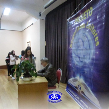 Alunos participam do projeto Autor Presente com o escritor Fernando Carraro 
