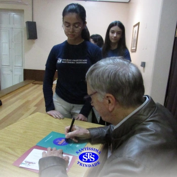 Alunos participam do projeto Autor Presente com o escritor Fernando Carraro 