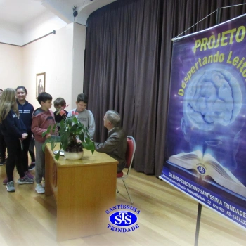 Alunos participam do projeto Autor Presente com o escritor Fernando Carraro 