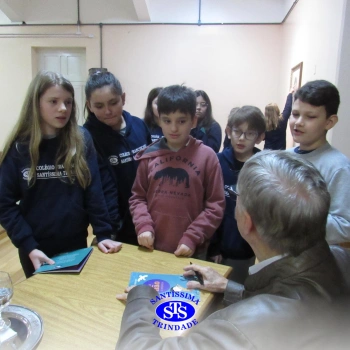 Alunos participam do projeto Autor Presente com o escritor Fernando Carraro 