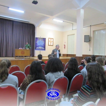 Alunos participam do projeto Autor Presente com o escritor Fernando Carraro 