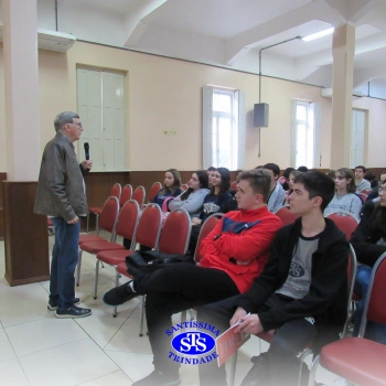 Alunos participam do projeto Autor Presente com o escritor Fernando Carraro 