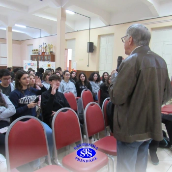 Alunos participam do projeto Autor Presente com o escritor Fernando Carraro 