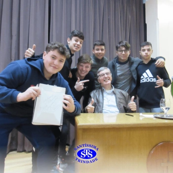 Alunos participam do projeto Autor Presente com o escritor Fernando Carraro 