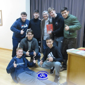 Alunos participam do projeto Autor Presente com o escritor Fernando Carraro 