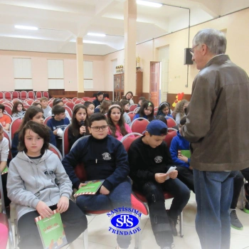 Alunos participam do projeto Autor Presente com o escritor Fernando Carraro 