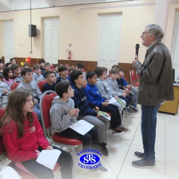 Alunos participam do projeto Autor Presente com o escritor Fernando Carraro 