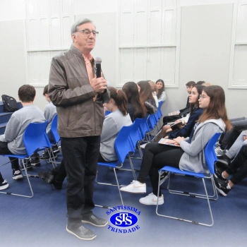 Alunos participam do projeto Autor Presente com o escritor Fernando Carraro 