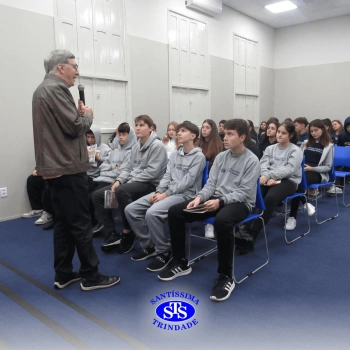 Alunos participam do projeto Autor Presente com o escritor Fernando Carraro 