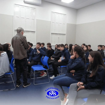 Alunos participam do projeto Autor Presente com o escritor Fernando Carraro 