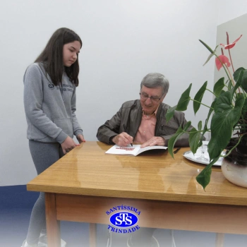 Alunos participam do projeto Autor Presente com o escritor Fernando Carraro 