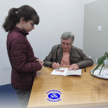 Alunos participam do projeto Autor Presente com o escritor Fernando Carraro 
