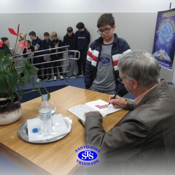 Alunos participam do projeto Autor Presente com o escritor Fernando Carraro 