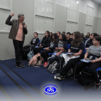 Alunos participam do projeto Autor Presente com o escritor Fernando Carraro 