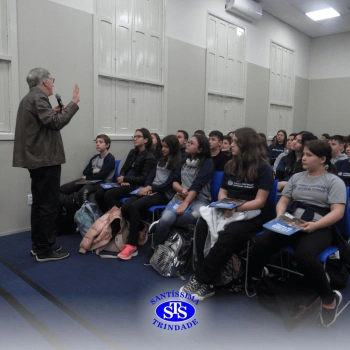 Alunos participam do projeto Autor Presente com o escritor Fernando Carraro 