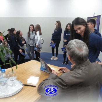 Alunos participam do projeto Autor Presente com o escritor Fernando Carraro 