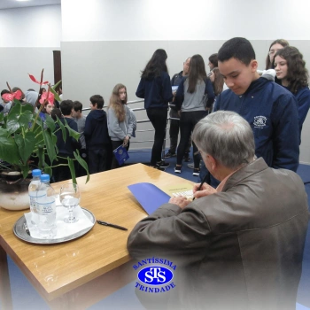 Alunos participam do projeto Autor Presente com o escritor Fernando Carraro 