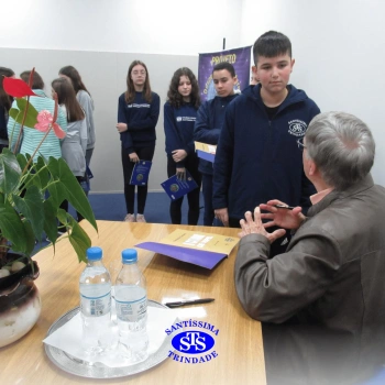 Alunos participam do projeto Autor Presente com o escritor Fernando Carraro 