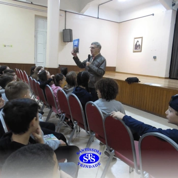 Alunos participam do projeto Autor Presente com o escritor Fernando Carraro 