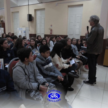 Alunos participam do projeto Autor Presente com o escritor Fernando Carraro 