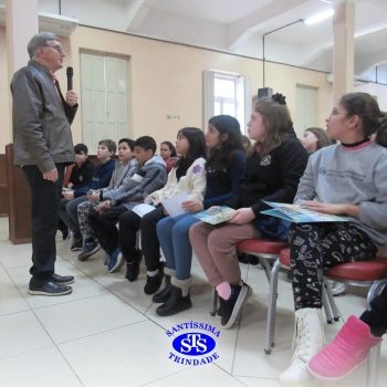 Alunos participam do projeto Autor Presente com o escritor Fernando Carraro 