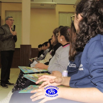 Alunos participam do projeto Autor Presente com o escritor Fernando Carraro 