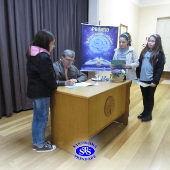 Alunos participam do projeto Autor Presente com o escritor Fernando Carraro 