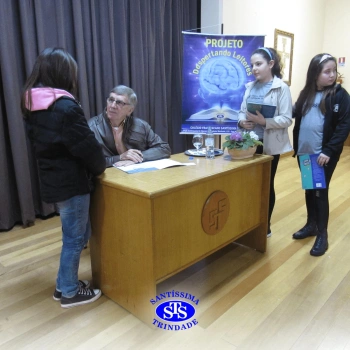 Alunos participam do projeto Autor Presente com o escritor Fernando Carraro 