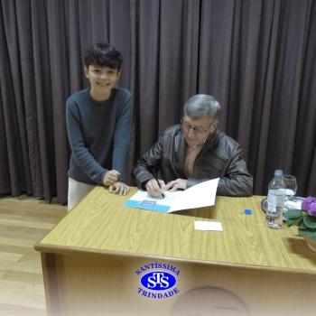 Alunos participam do projeto Autor Presente com o escritor Fernando Carraro 