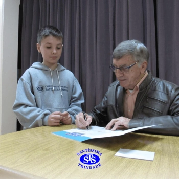 Alunos participam do projeto Autor Presente com o escritor Fernando Carraro 
