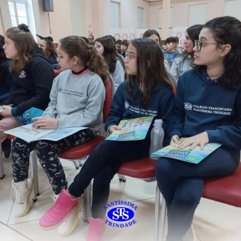 Alunos participam do projeto Autor Presente com o escritor Fernando Carraro 