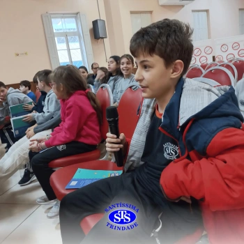 Alunos participam do projeto Autor Presente com o escritor Fernando Carraro 