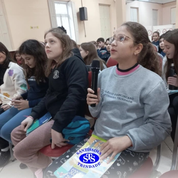 Alunos participam do projeto Autor Presente com o escritor Fernando Carraro 