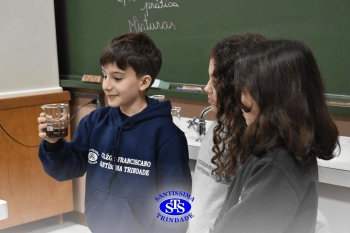 Alunos fazem atividade prática para estudar as misturas | 4º ano