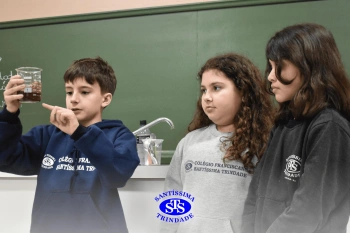 Alunos fazem atividade prática para estudar as misturas | 4º ano