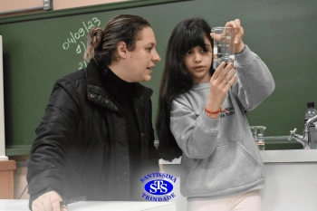 Alunos fazem atividade prática para estudar as misturas | 4º ano