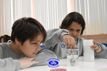 Alunos fazem atividade prática para estudar as misturas | 4º ano