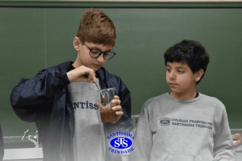 Alunos fazem atividade prática para estudar as misturas | 4º ano