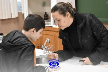Alunos fazem atividade prática para estudar as misturas | 4º ano