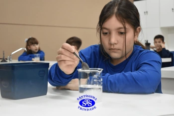 Alunos fazem atividade prática para estudar as misturas | 4º ano