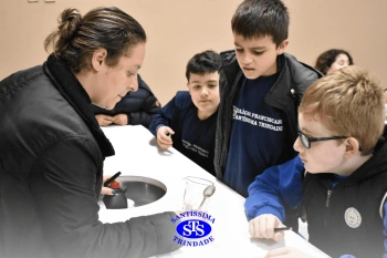 Alunos fazem atividade prática para estudar as misturas | 4º ano