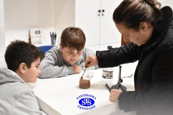 Alunos fazem atividade prática para estudar as misturas | 4º ano